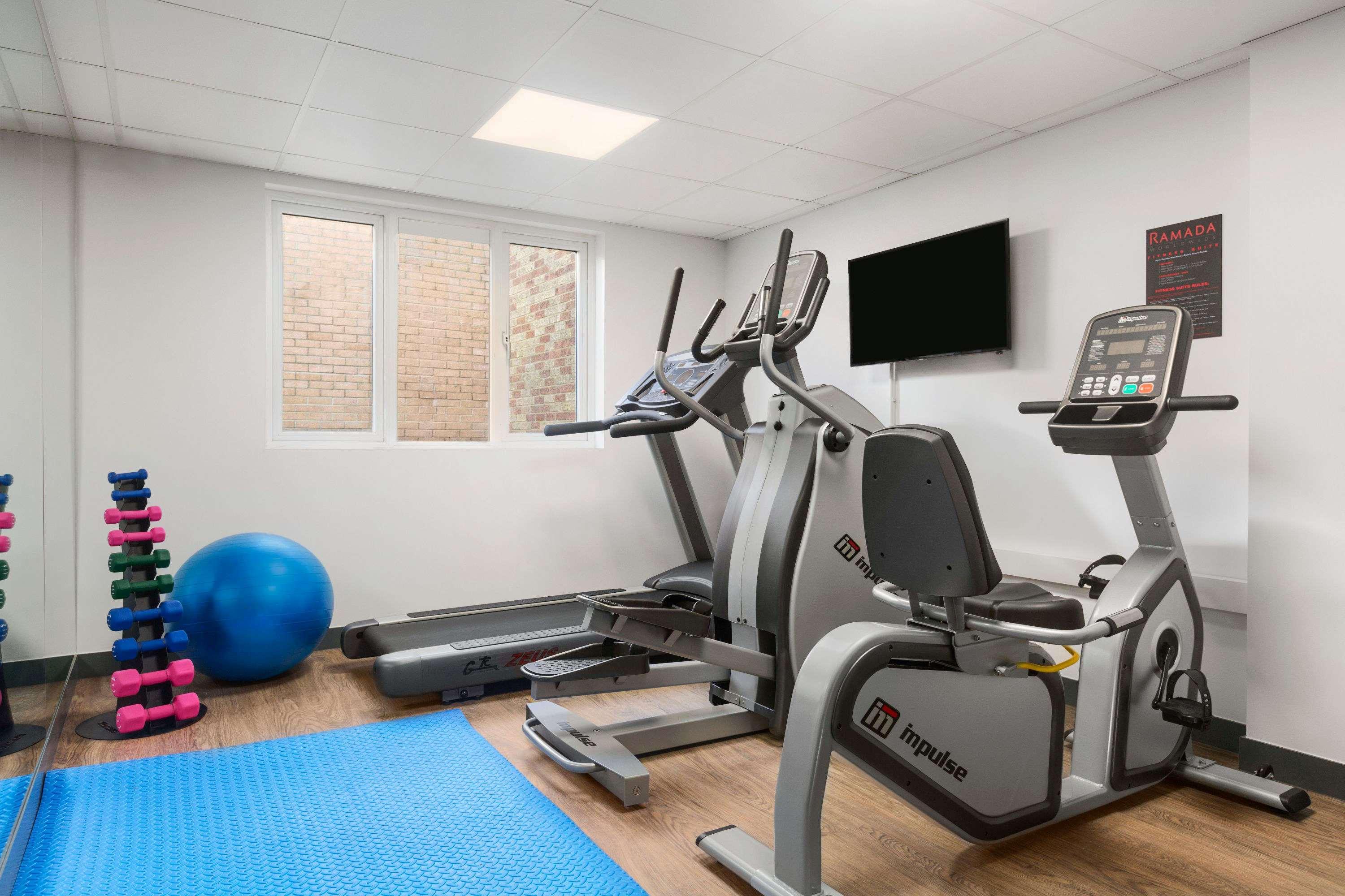 Ramada Milton Keynes Hotel Bagian luar foto