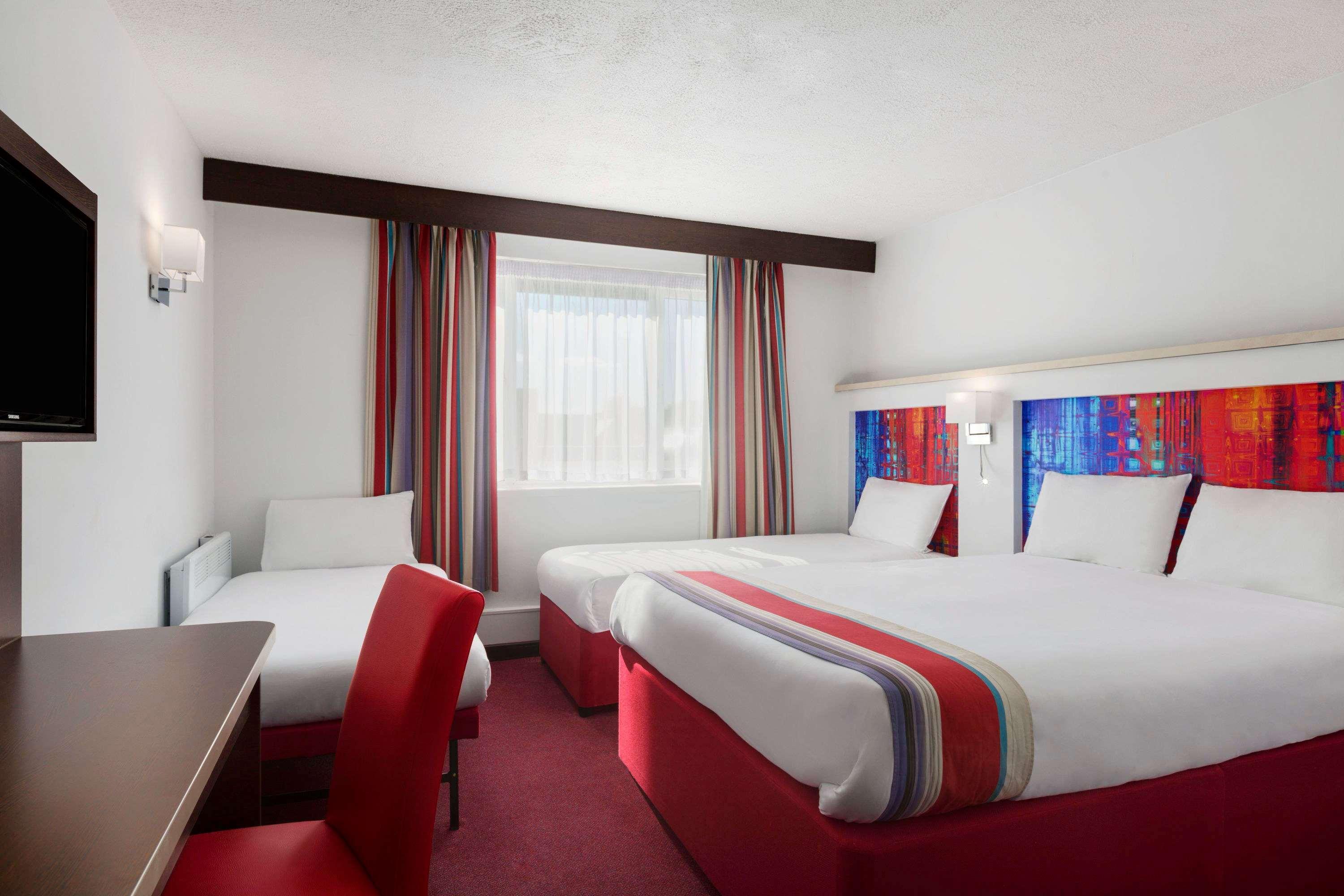 Ramada Milton Keynes Hotel Bagian luar foto