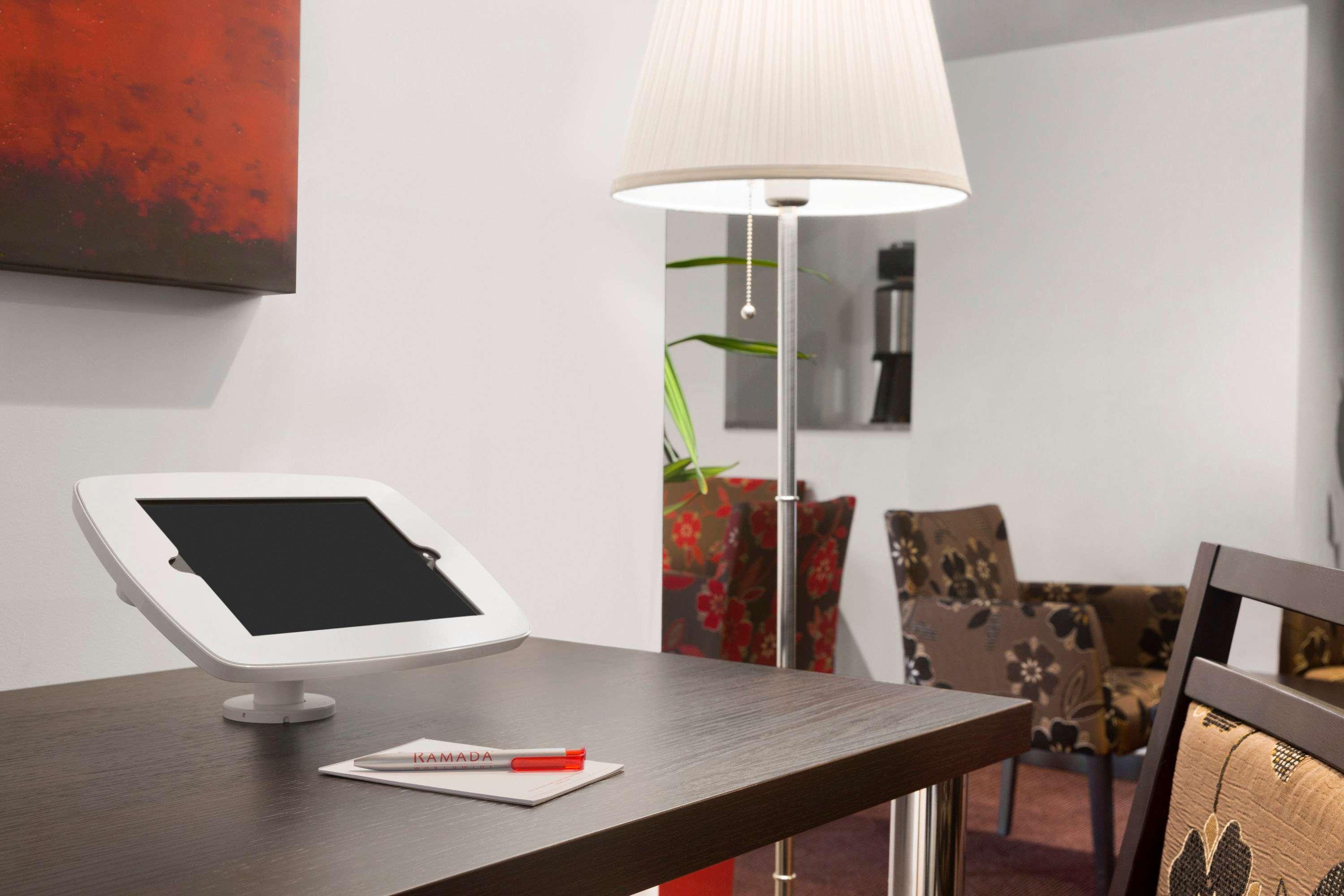Ramada Milton Keynes Hotel Bagian luar foto