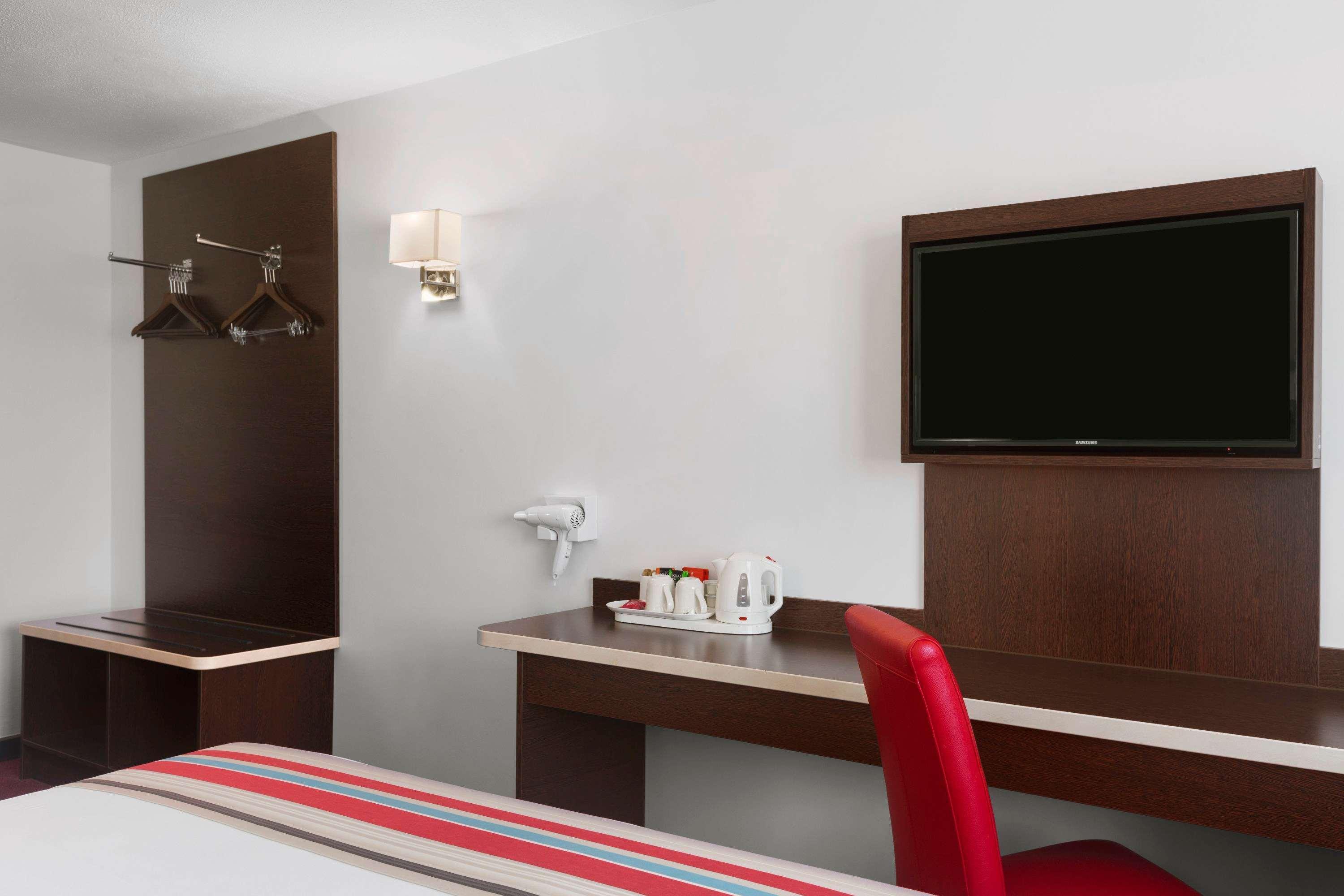 Ramada Milton Keynes Hotel Bagian luar foto
