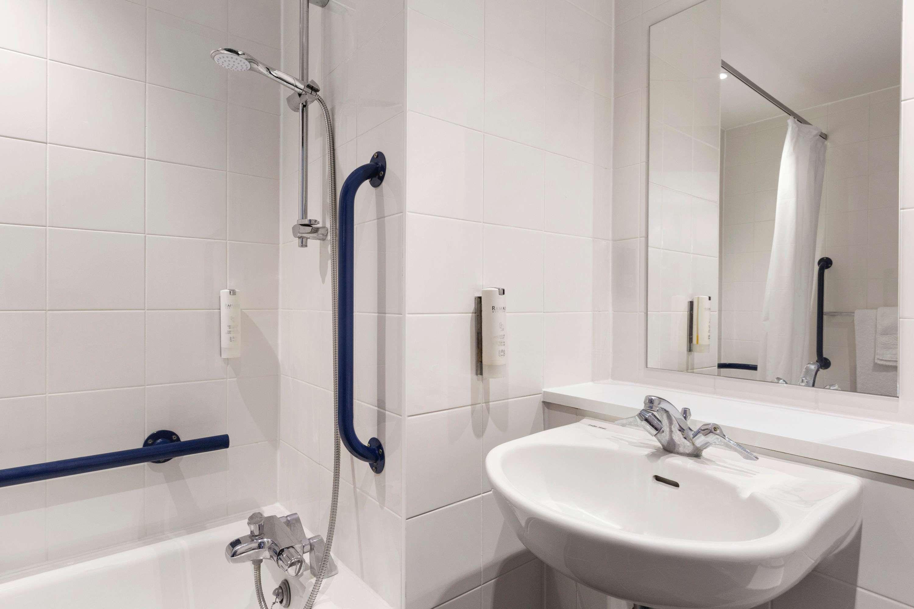 Ramada Milton Keynes Hotel Bagian luar foto