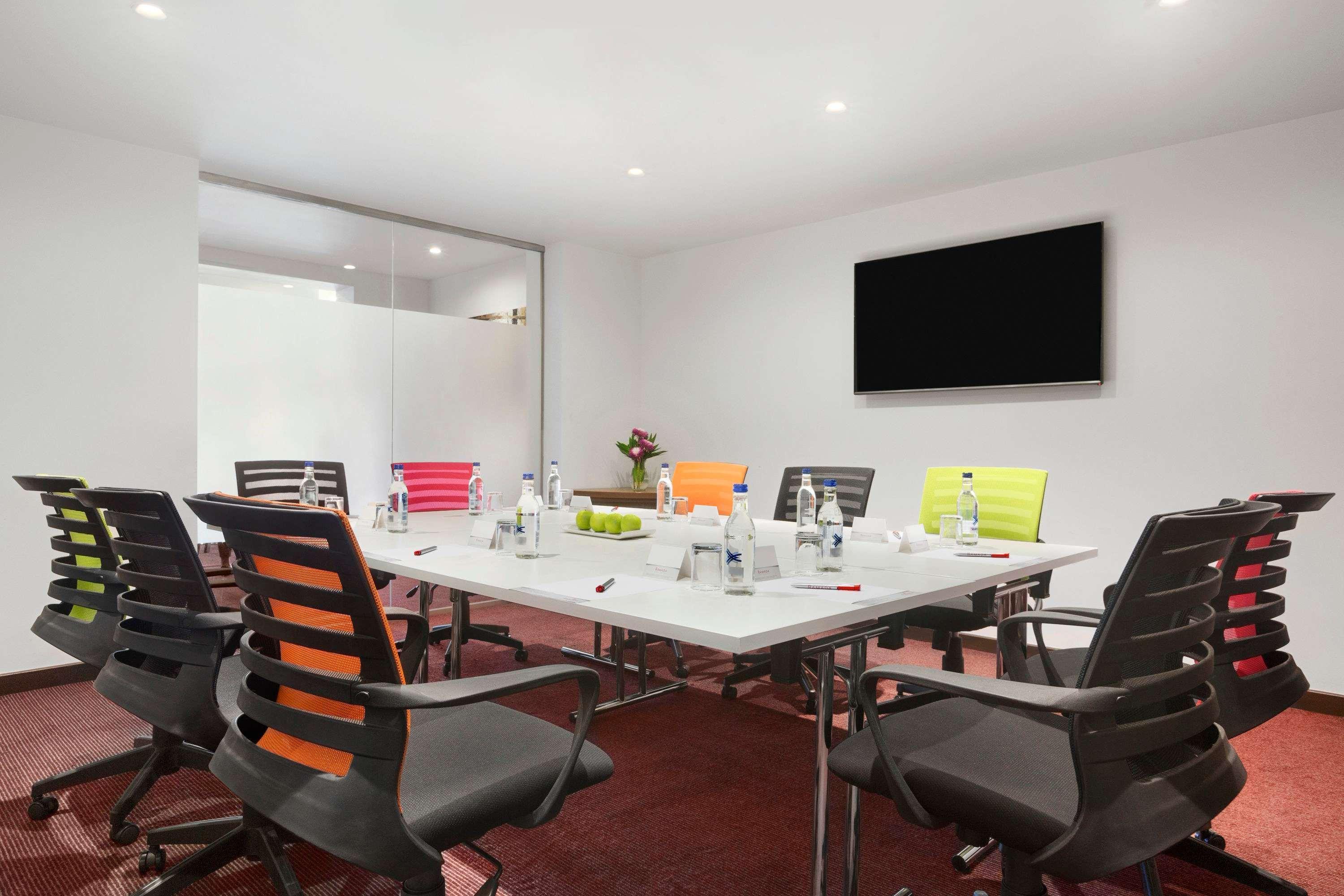 Ramada Milton Keynes Hotel Bagian luar foto