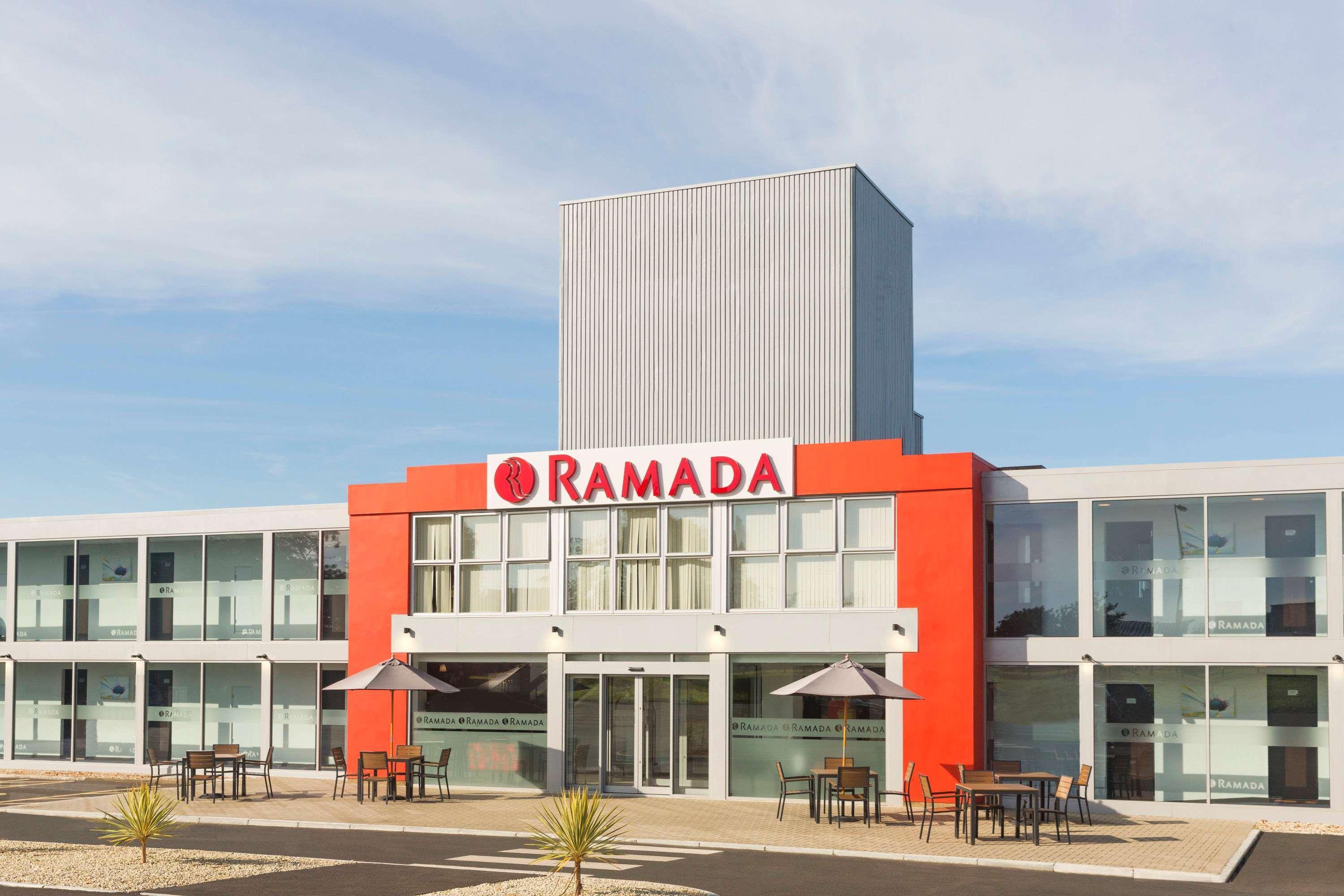 Ramada Milton Keynes Hotel Bagian luar foto