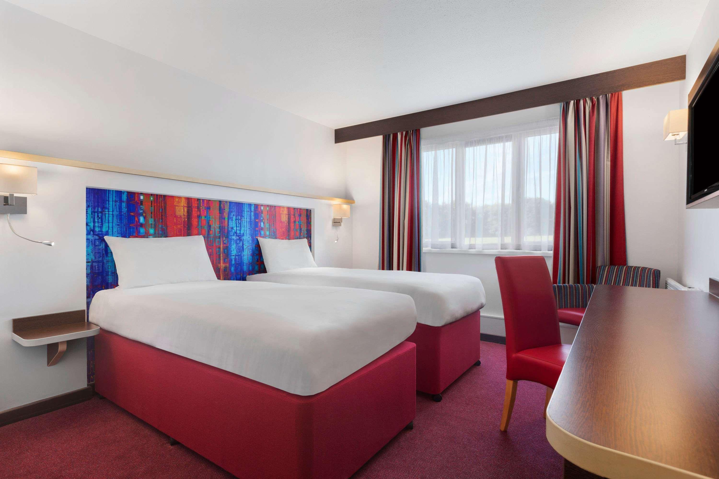Ramada Milton Keynes Hotel Bagian luar foto