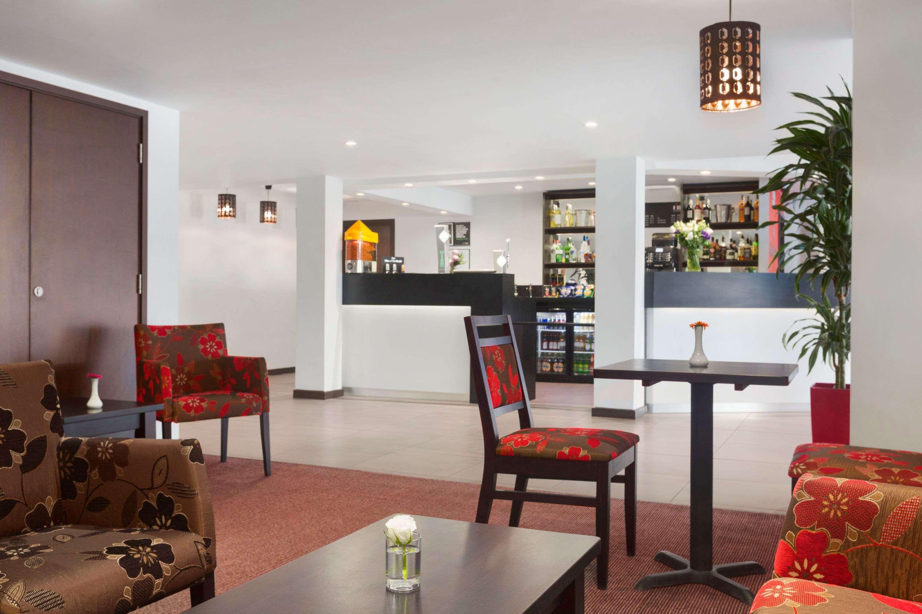Ramada Milton Keynes Hotel Bagian luar foto