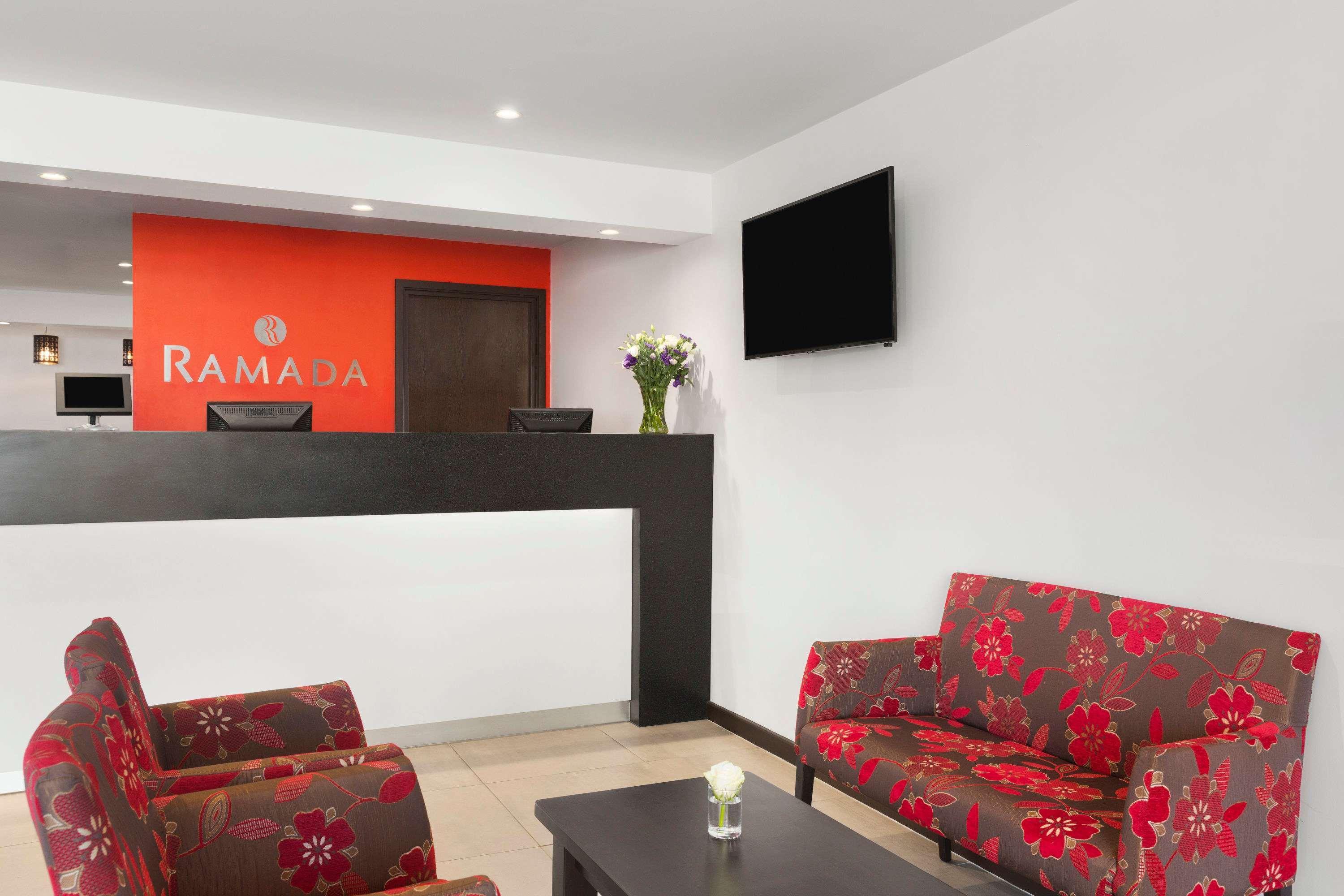 Ramada Milton Keynes Hotel Bagian luar foto