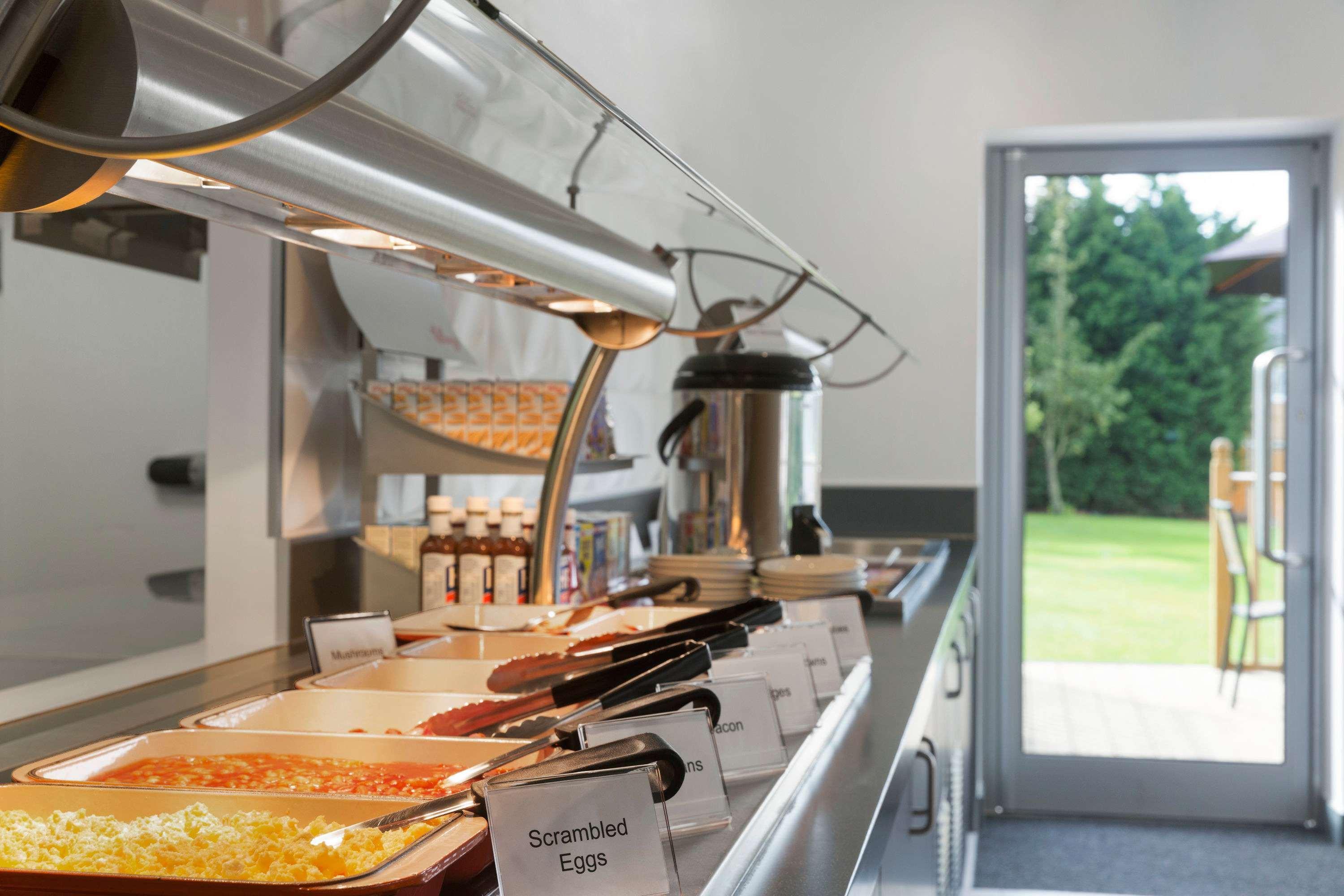 Ramada Milton Keynes Hotel Bagian luar foto