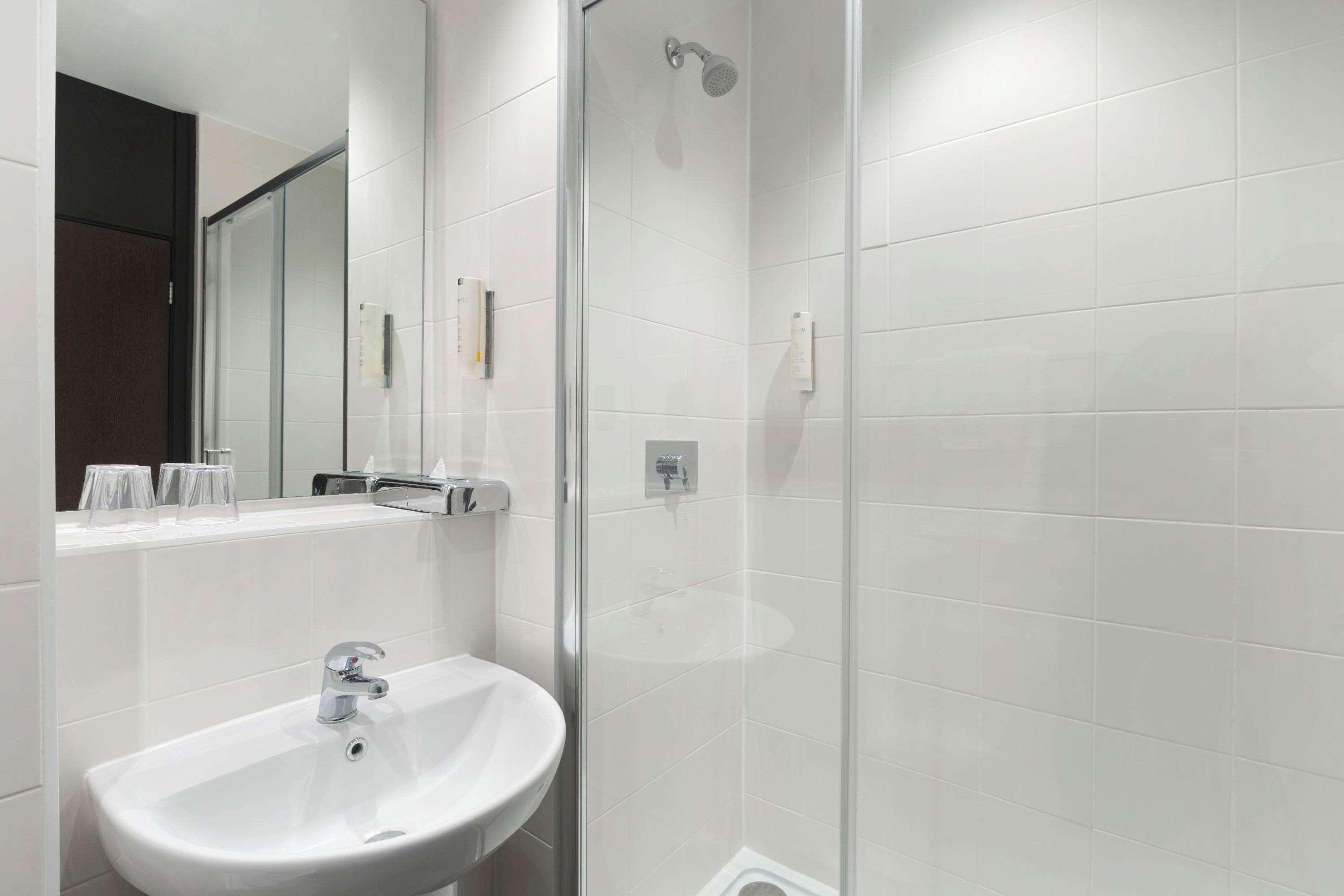 Ramada Milton Keynes Hotel Bagian luar foto