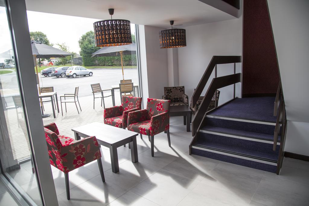 Ramada Milton Keynes Hotel Bagian luar foto