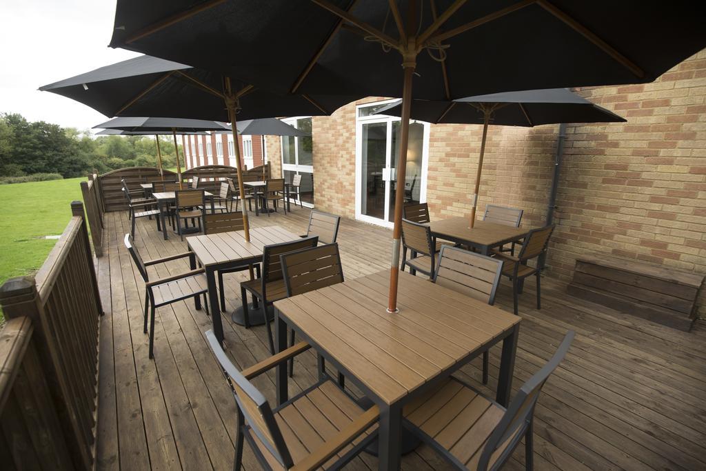 Ramada Milton Keynes Hotel Bagian luar foto