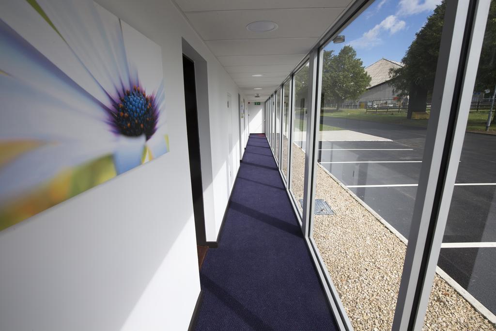Ramada Milton Keynes Hotel Bagian luar foto