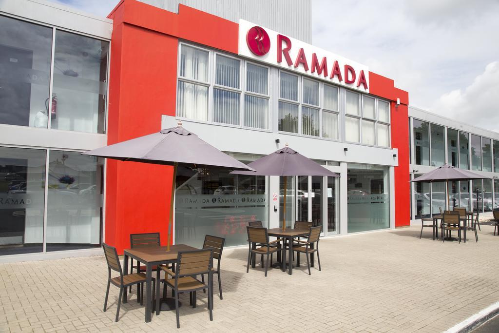 Ramada Milton Keynes Hotel Bagian luar foto