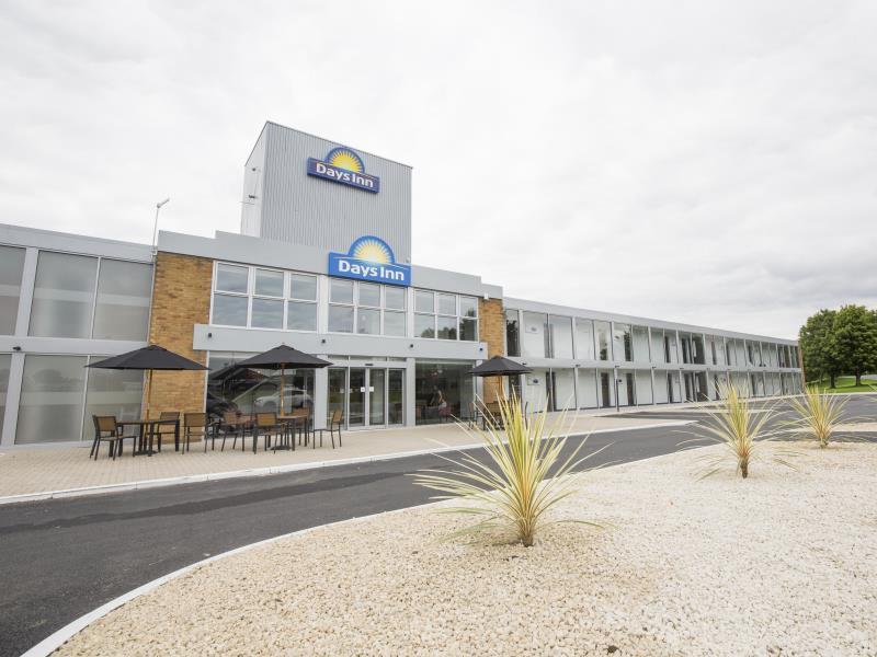 Ramada Milton Keynes Hotel Bagian luar foto