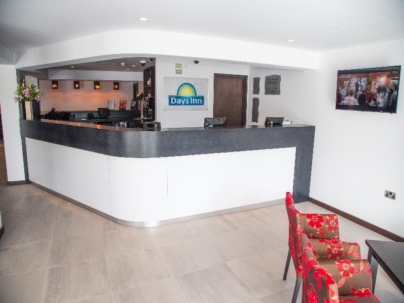 Ramada Milton Keynes Hotel Bagian luar foto