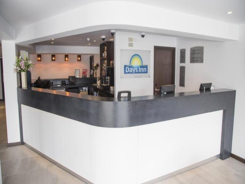 Ramada Milton Keynes Hotel Bagian luar foto