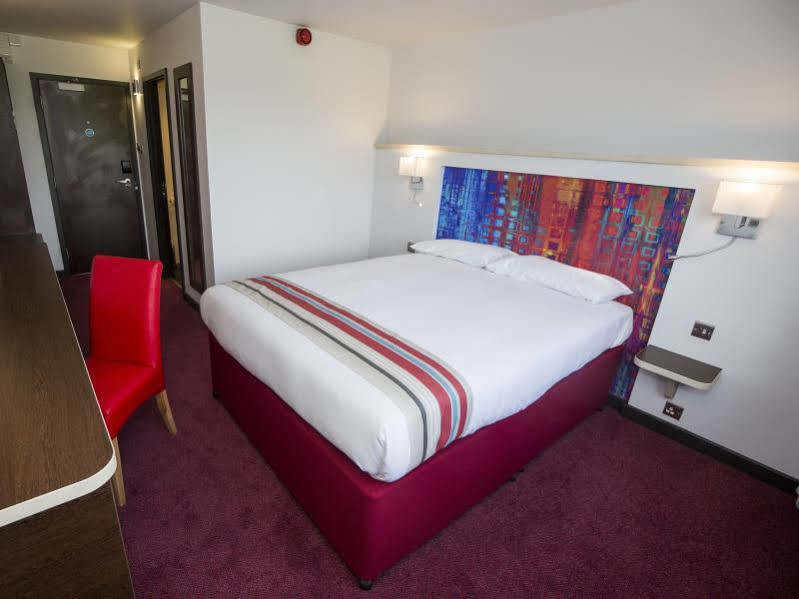 Ramada Milton Keynes Hotel Bagian luar foto