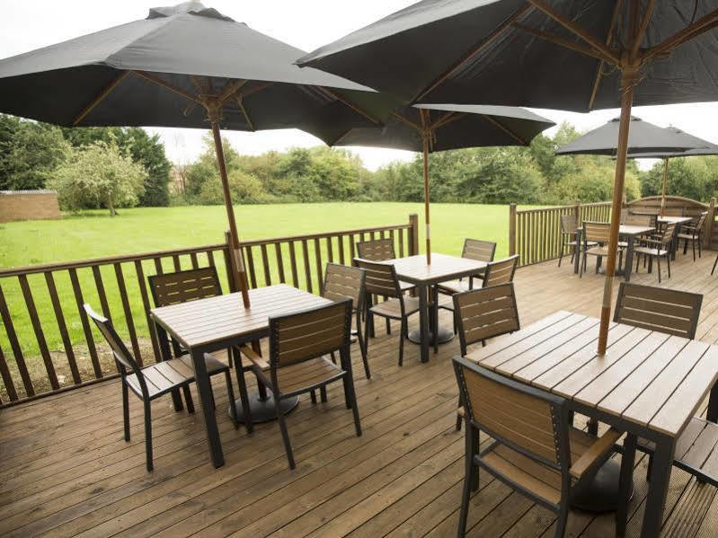 Ramada Milton Keynes Hotel Bagian luar foto