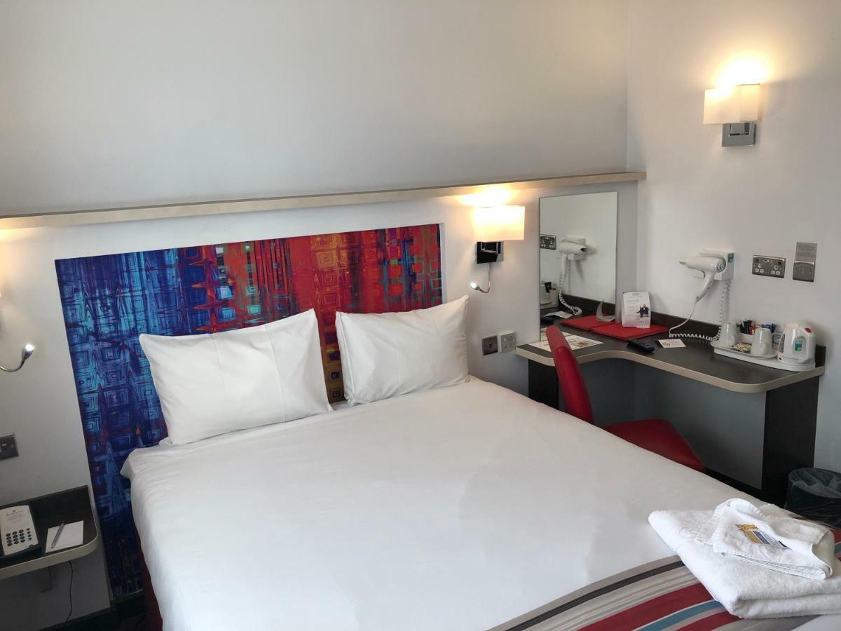 Ramada Milton Keynes Hotel Bagian luar foto