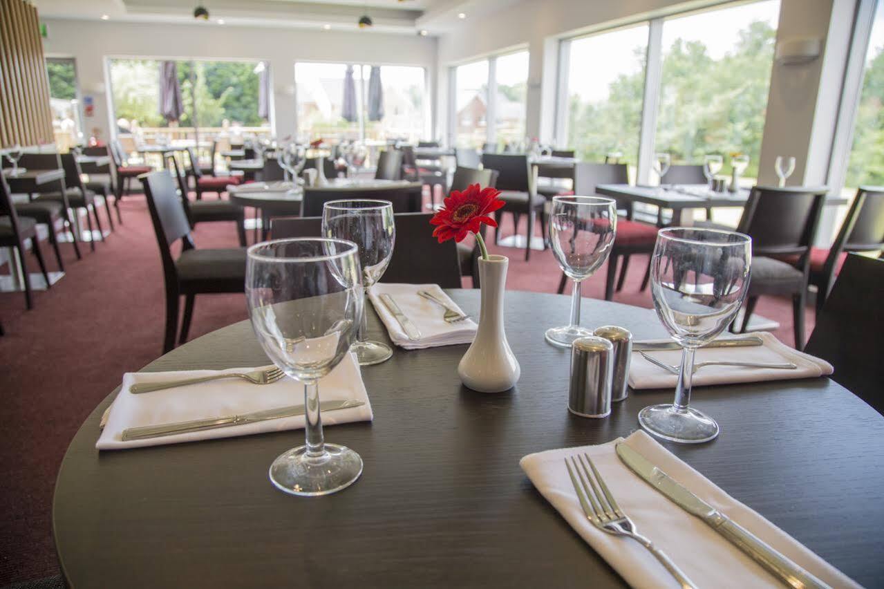 Ramada Milton Keynes Hotel Bagian luar foto