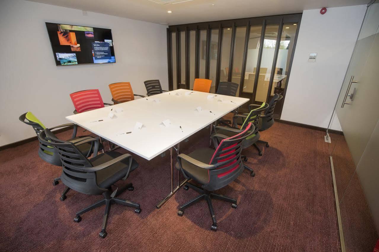 Ramada Milton Keynes Hotel Bagian luar foto