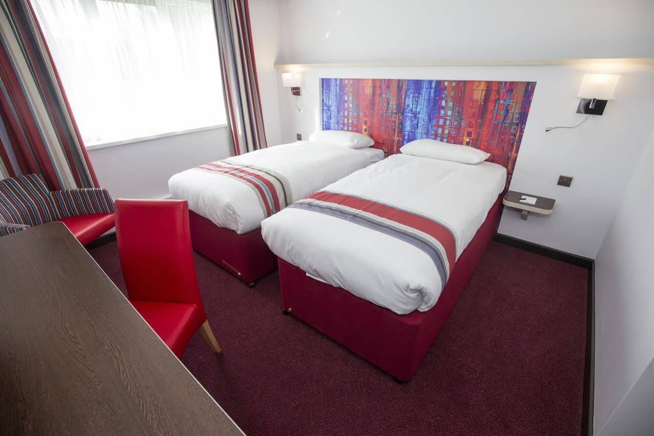 Ramada Milton Keynes Hotel Bagian luar foto