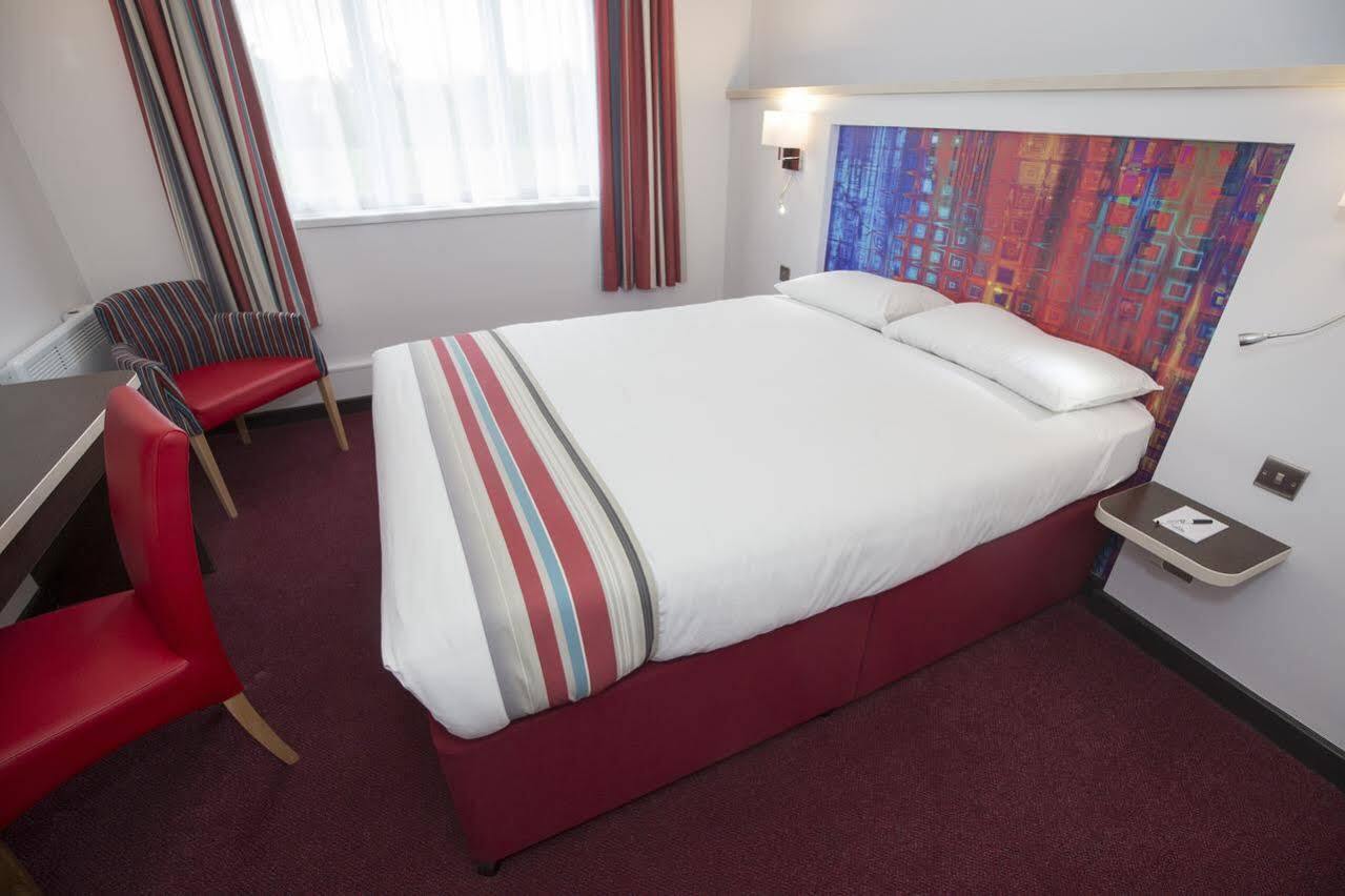 Ramada Milton Keynes Hotel Bagian luar foto