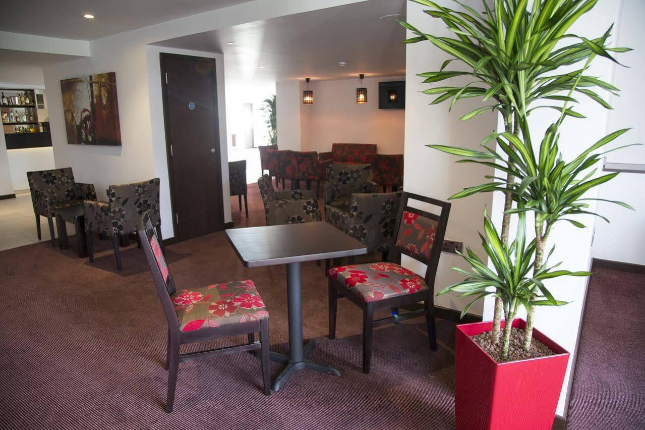 Ramada Milton Keynes Hotel Bagian luar foto