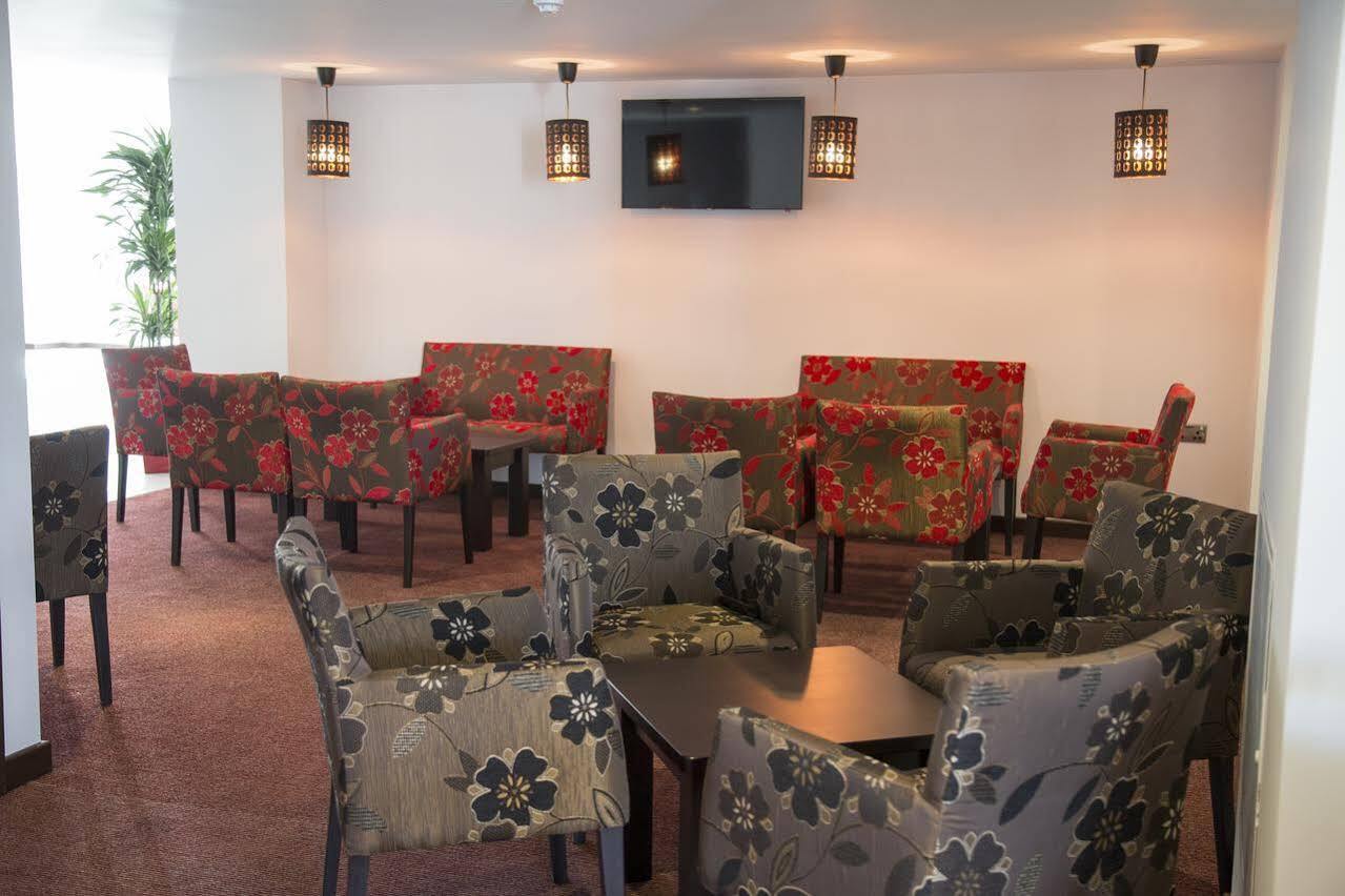 Ramada Milton Keynes Hotel Bagian luar foto