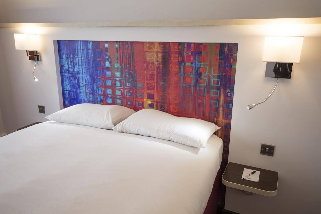 Ramada Milton Keynes Hotel Bagian luar foto