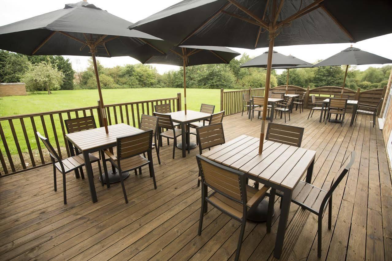 Ramada Milton Keynes Hotel Bagian luar foto