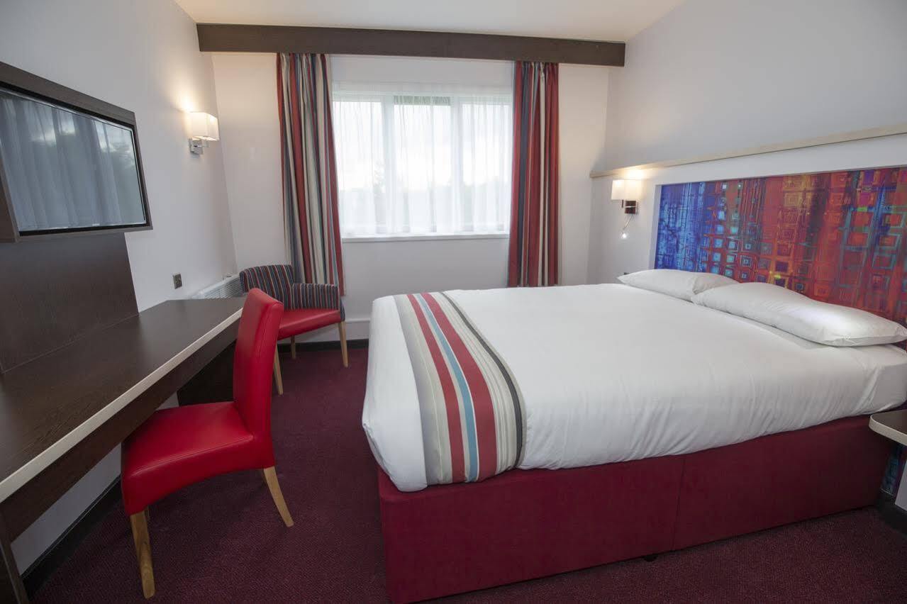 Ramada Milton Keynes Hotel Bagian luar foto
