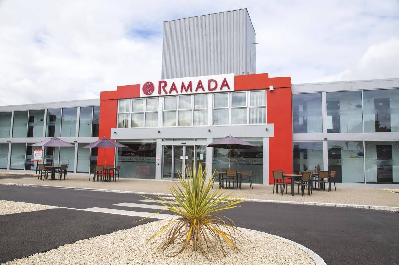 Ramada Milton Keynes Hotel Bagian luar foto